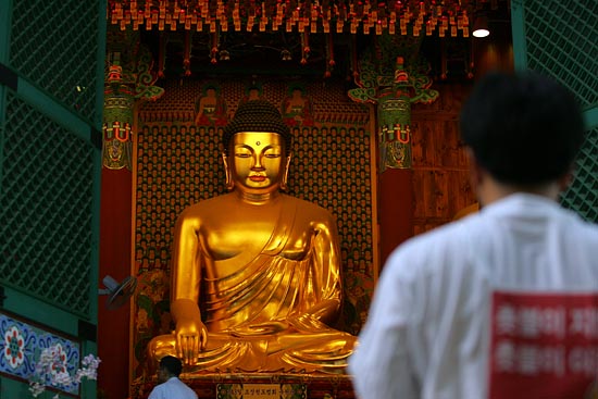 촛불 승리를 기원하며 1080배를 드리고 있는 박원석 공동상황실장.[사진-통일뉴스 조성봉 기자]