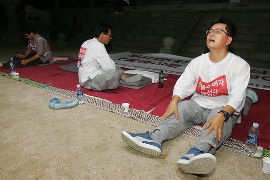 108배를 6번째 드리고 지친 촛불 수배자들이 잠시 쉬고 있다.[사진-통일뉴스 조성봉 기자]