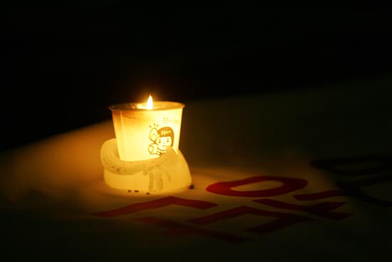 어둠속에서 대웅전 앞을 환하게 밝히고 있는 촛불.[사진-통일뉴스 조성봉 기자]