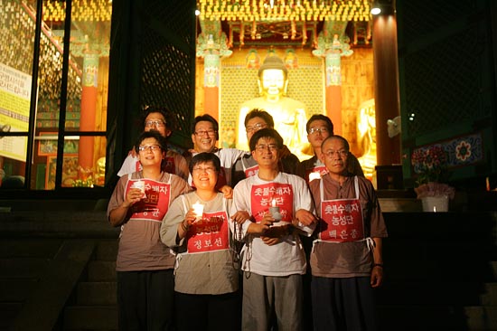 1080배를 마치고, '촛불 수배자 농성단'이 촛불승리를 다짐하며 포즈를 취하고 있다.[사진-통일뉴스 조성봉 기자]