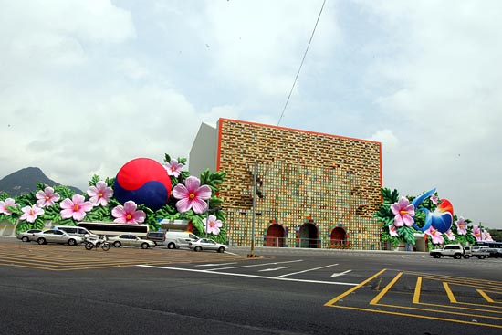 8.15를 맞이해 공사중인 광화문 좌우에는 각각 무궁화에 감싸인‘태극무늬’와 숫자‘60’을 형상화한 대형 홍보물을 세웠다.이것은 8.15를 광복절이 아닌 건국절로 만들고자 하는 것이다. [사진-통일뉴스 조성봉 기자]