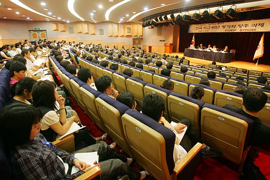 13일 오후 외교통상부 2층 강당에서 외교통상부, 한국외교협회 공동주최로 '건국 60주년 기념 외교 세미나'가 열렸다. 일부 발제자들은 건국 60년을 맞아 '이승만 띄우기'에 여념이 없었다.[사진-통일뉴스 조성봉 기자]