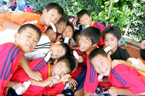 재일동포 '조선학교 어린이 축구단'이 '용산구 어린이 축구단'과의 정기교류 사업으로 24-28일까지 4박 5일동안 한국을 방문했다.이날 조선학교 어린이들은 축구경기를 통해 한국 어린이들과 우정을 쌓고, 민족의 정체성을 깨닫는 시간을 가졌다.[사진-통일뉴스 조성봉 기자]