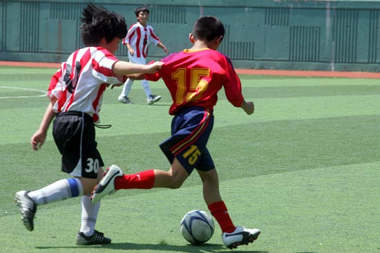 공을 빼앗기자 옷을 잡아당기는 용산축구어린이. [사진-통일뉴스 조성봉 기자]