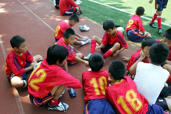 경기가 끝난후 쉬고 있는 조선학교 어린이들.[사진-통일뉴스 조성봉 기자]