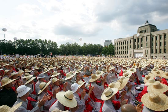 이명박 정부의 '종교차별'에 반발해 온 불교계가 27일 오후 서울시청 앞에서 10만여 불자가 참여한 역대 불교행사 사상 가장 큰 규모의 '범불교도대회'를 열었다.[사진-통일뉴스 조성봉 기자]