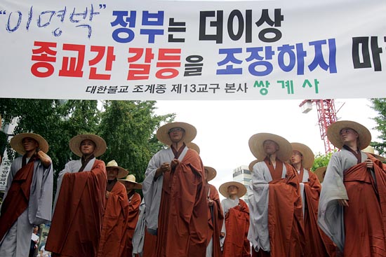 스님들은 조계사에서 시청까지 거리행진을 통해 대회에 참석했다.[사진-통일뉴스 조성봉 기자]