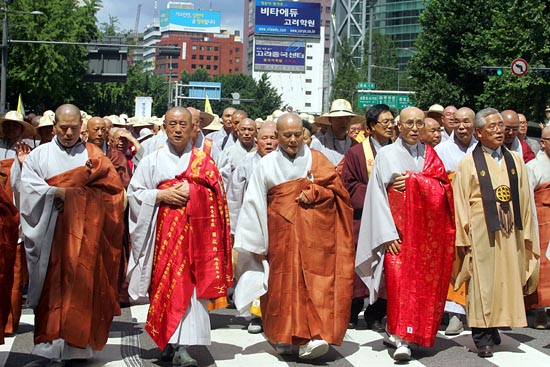 대회 후 거리행진에는 조계종 총무원장인 지관스님을 비롯해, 각 종단 대표들이 대거 참여했다.[사진-통일뉴스 조성봉 기자]