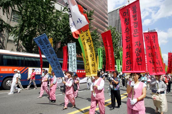 이 대통령의 '종교편향과 독선'을 규탄하는 만장 500여개가 행진 대열을 이끌었다.[사진-통일뉴스 조성봉 기자]
