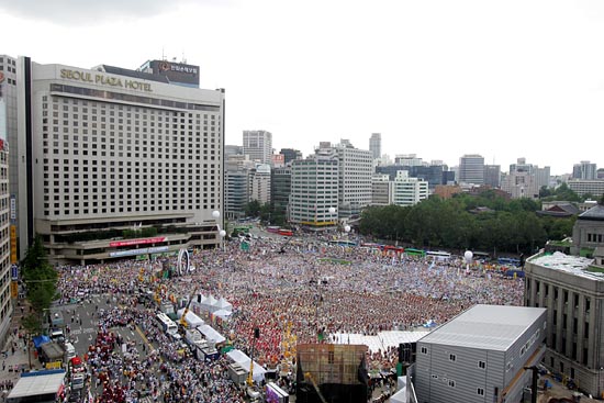시청광장을 가득메운 불자들.[사진-통일뉴스 조성봉 기자]