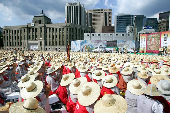 더운날씨 탓에 밀집모자를 쓴 스님들이 많았다.[사진-통일뉴스 조성봉 기자]