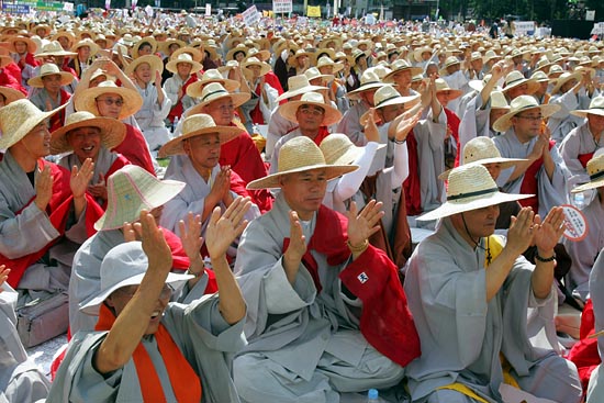 '옳소', 이명박 대통령을 강도높게 규탄한 수경스님의 발언에 박수로 화답하는 스님들.[사진-통일뉴스 조성봉 기자]