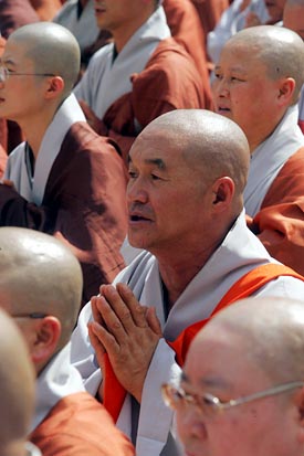 간절한 마음으로 기원을 드리는 스님.[사진-통일뉴스 조성봉 기자]