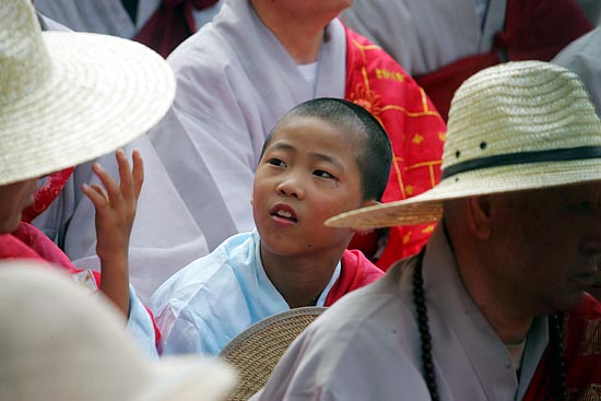 '범불교도대회'에 참석한 동자승.[사진-통일뉴스 조성봉 기자]