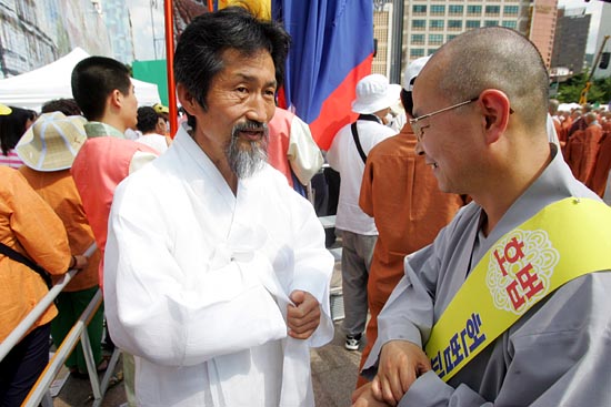강기갑 민주노동당 대표도 '범불교대회'에 참석해 불자들을 격려했다. [사진-통일뉴스 조성봉 기자]
