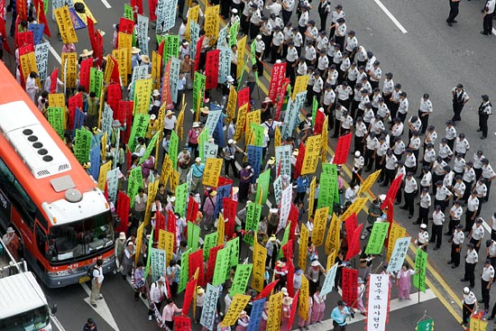 이날  서울시청 광장 주변에는 전.의경 수송버스는 물론, 경찰기동대, 진압경찰들의 모습은 전혀 보이지 않았다. [사진-통일뉴스 조성봉 기자]