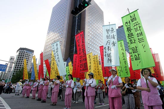 만장을 들고 있는 불자들.[사진-통일뉴스 조성봉 기자]