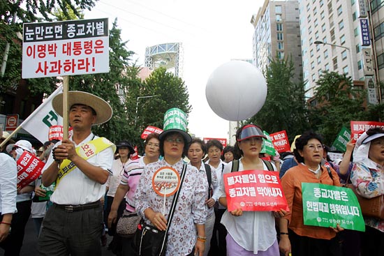 불자들은 이명박대통령의 공개사과와 어청수 청장의 사퇴를 촉구했다.[사진-통일뉴스 조성봉 기자]