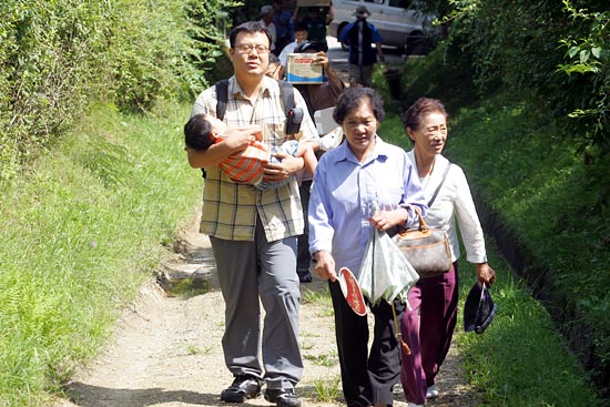 3일 오후 2시 '민족민주열사와 함께 하는 2008 마석모란공원 벌초행사'가 민주노총 조합원들과 추모연대,민가협 등 50여명의 회원들이 참여한 가운데 진행됐다.열사들의 묘비 앞으로 걸어 올라오고 있는 배은심 이한열 열사 어머니와 민주노총 조합원들. [사진-통일뉴스 조성봉 기자]