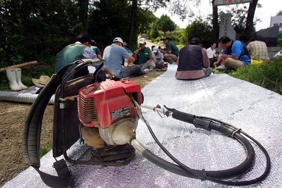 마석 모란공원 벌초행사를 진행하기 전 식사를 하고 있는 참가자들.[사진-통일뉴스 조성봉 기자]