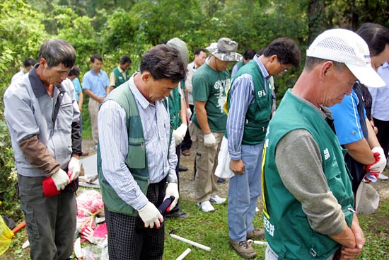 벌초에 앞서 열사비 앞에서 단체로 묵념을 드리는 시간을 가졌다.[사진-통일뉴스 조성봉 기자]