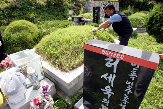 허세욱 열사의 묘를 벌초하고 있는 한독운수 조합원.[사진-통일뉴스 조성봉 기자]
