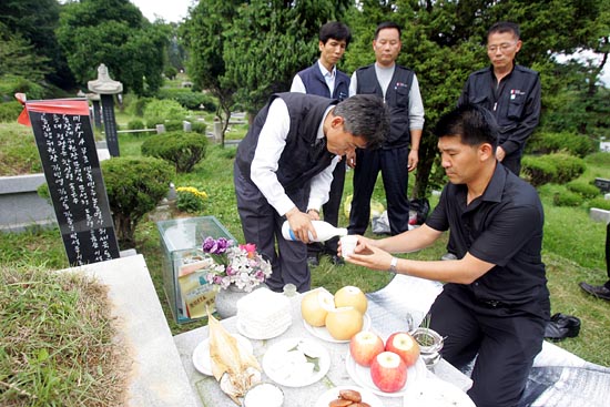 허세욱 열사와 함께했던 한독운수 조합원들이 제를 올리고 있다.[사진-통일뉴스 조성봉 기자]