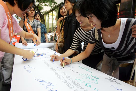 지나가던 시민들은 서명운동에 적극적으로 참가했다. [사진-통일뉴스 조성봉 기자]