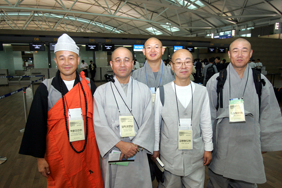 20일 오후 3시 30분, 우리민족서로돕기운동 방북단 136명은 인천-평양 직항로를 이용 3박 4일 일정으로 인도적 대북사업을 위해 평양으로 출발했다. [사진-통일뉴스 조성봉 기자]