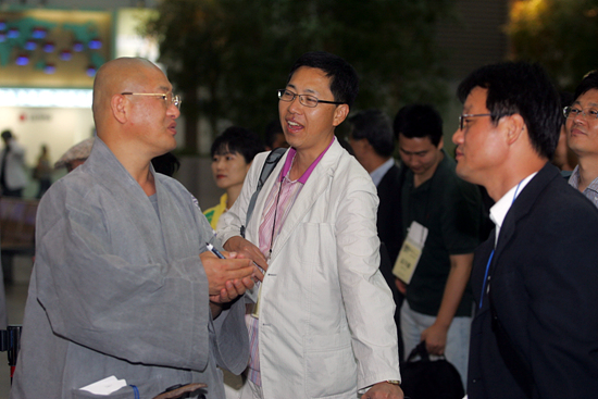 탑승 수속에 앞서, 한 스님이 참가자들과 대화를 나누고 있다.[사진-통일뉴스 조성봉 기자]