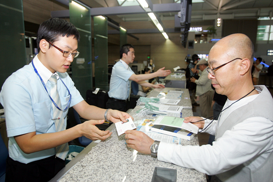 어느 때보다 탑승수속을 꼼꼼히 체크하고 있는 대한항공 직원들.[사진-통일뉴스 조성봉 기자]