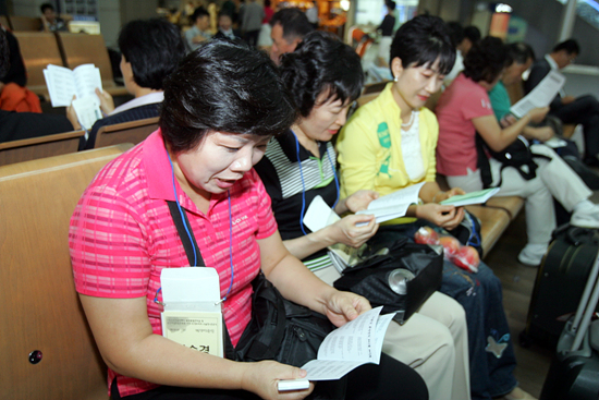 방북일정을 체크하며 대기하고 있는 참가자들.[사진-통일뉴스 조성봉 기자]