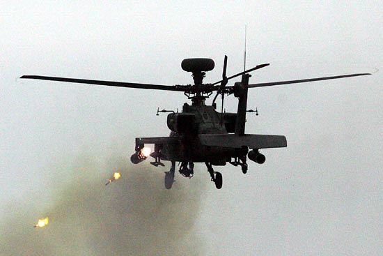 26일 오후 경기도 포천시 영북면 명성산 일대에 위치한 승진훈련장에서 이명박 대통령이 참석한 가운데 '건군 60주년 기념 합동화력운용시범'이 진행됐다. [사진-통일뉴스 조성봉 기자]