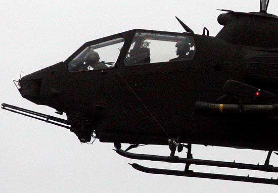 코브라 헬기를 탄 군인들이 목표물을 조준하고 있다. [사진-통일뉴스 조성봉 기자]