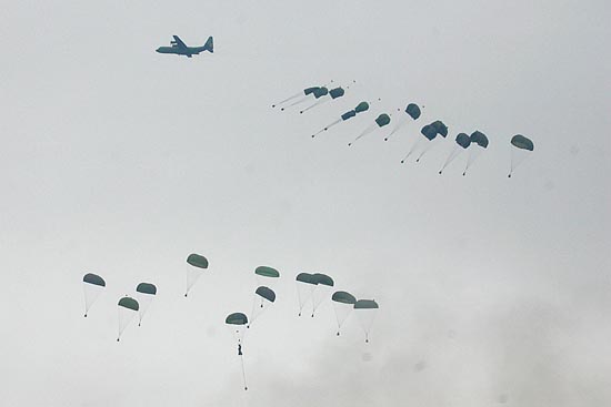 C-130, CN235 수송기로 부터 물자를 낙하하고 있다. [사진-통일뉴스 조성봉 기자]
