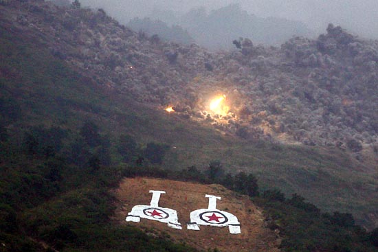 북한 인공기를 포함한 표적들이 그려진 명성산 일대에 지상. 공중 무기들이 40여분간 쉴 새 없이 화력을 퍼부었다. [사진-통일뉴스 조성봉 기자]