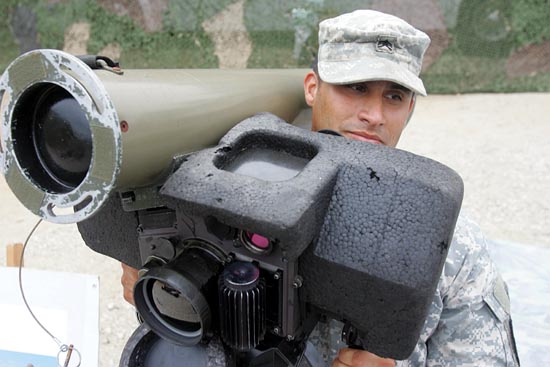 개인화기운용 시범을 보이는 미군병사. [사진-통일뉴스 조성봉 기자]