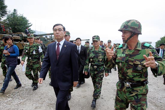 이상희 국방장관(왼쪽)이 합동화력운용시범에 사용되었던 장비를 둘러보고 있다.[사진-통일뉴스 조성봉 기자]