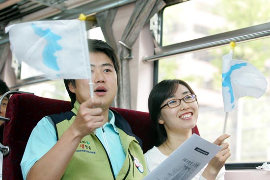 한반도기를 흔들며 '6.15 공동선언, 10.4선언이행'을 외치고 있는 참가자. [사진-통일뉴스 조성봉 기자]