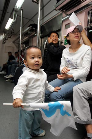 한반도기를 들고 있는 어린이.[사진-통일뉴스 조성봉 기자]