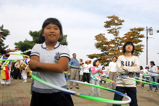 '통일을 위한 체력단련 행사'로 훌라후프 오래돌리기 행사도 진행됐다.[사진-통일뉴스 조성봉 기자]