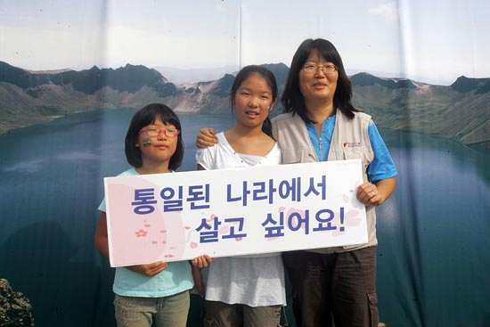 백두산 배경으로 기념사진 찍기 행사도 진행됐다. [사진-통일뉴스 조성봉 기자]