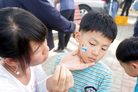 '페이스 페인팅'행사.[사진-통일뉴스 조성봉 기자]