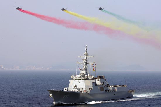 2008 대한민국 해군 국제 관함식이 오는 10월 5일부터 10일까지 부산에서 개최되며, 국내외 함정 50여척과 항공기 30여대가 참가할 예정이다. 사진은 3일 최종 예행연습 때 공개된 대한민국 해군 최초의 이지스 구축함인 세종대왕함(7천600t). [사진-통일뉴스 조성봉 기자]