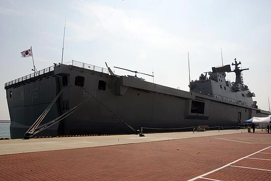 2005년 7월 12일 진수된 국내 최초이자 아시아 최대규모의 대형 수송함인 독도함.[사진-통일뉴스 조성봉 기자]