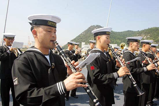 출항 전 축하연주를 하는 해군군악대.[사진-통일뉴스 조성봉 기자]