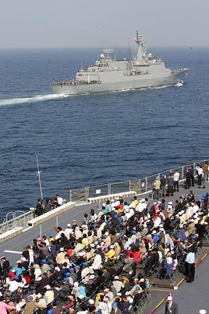 독도함을 탄 시민들이 강감찬함을 바라보고 있다.[사진-통일뉴스 조성봉 기자]