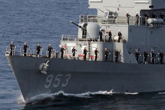 독도함을 향해 경례를 하고 있는 해군장병들.[사진-통일뉴스 조성봉 기자]