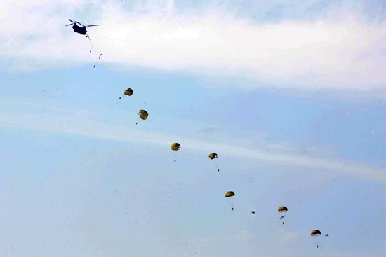 특전사 낙하.[사진-통일뉴스 조성봉 기자]