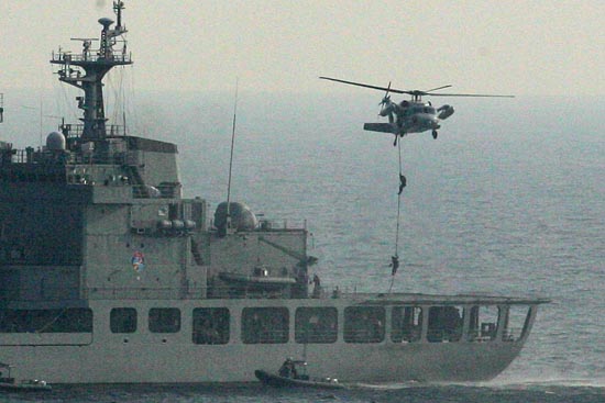 해상대테러작전 시범.[사진-통일뉴스 조성봉 기자]